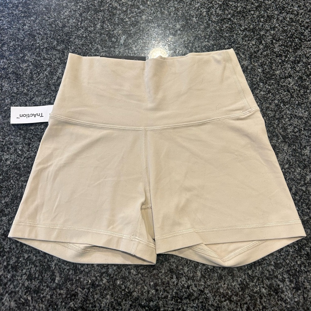 BRAND NEW BUTTER New Cheeky Hi-Rise 3" Short from ARITZIA(size small)